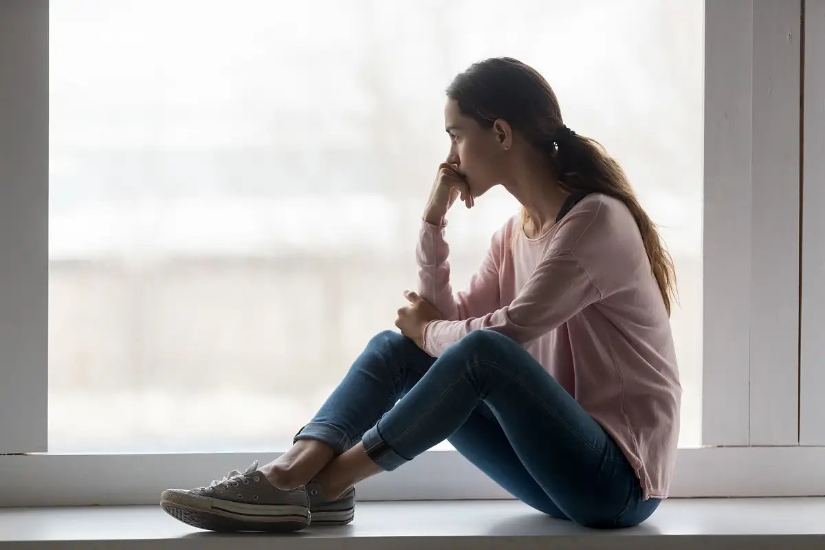 Vrouw starend uit het raam