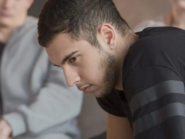 Jongen boosv erdrietig verzuim verstoten frustratie gefrustreerd