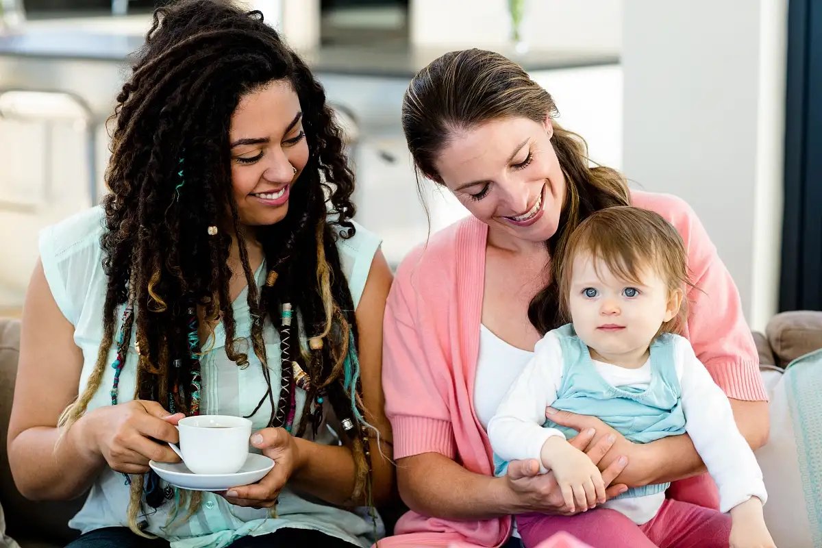 Twee vrouwen met kind