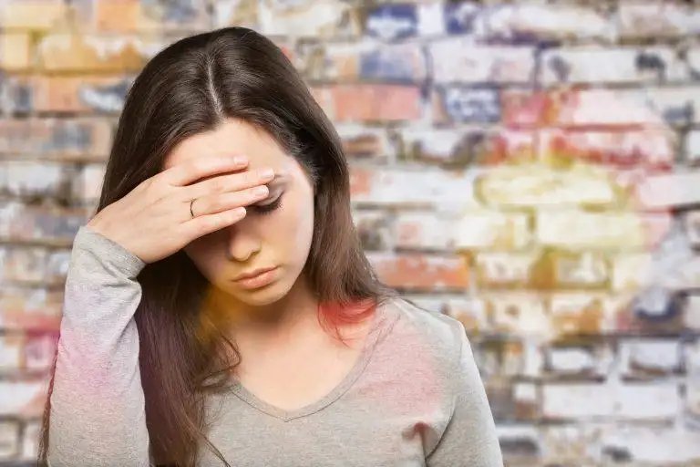 Somber jongeren onzeker nadenken tienermeisje