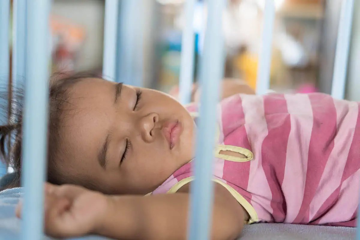 Hoe zorg ik ervoor dat mijn baby voldoende en veilig slaapt