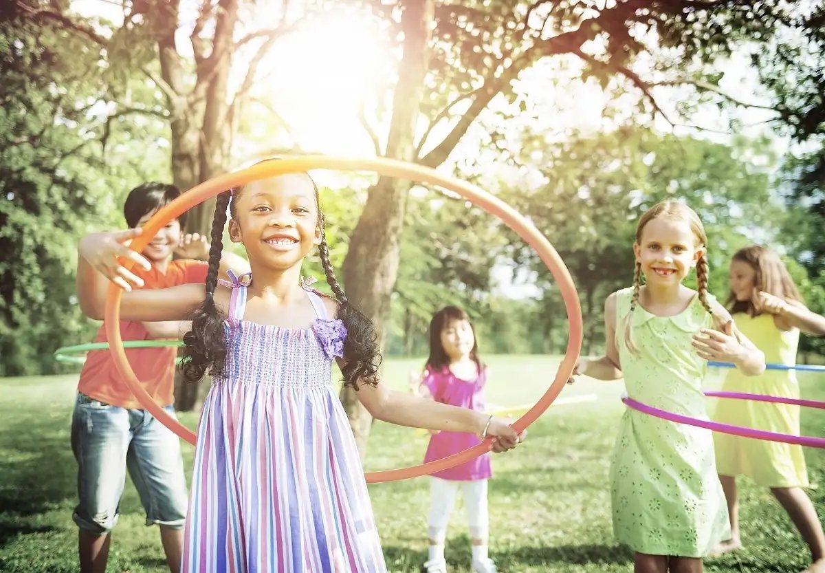 Kinderen buitenspelen hoola hoop