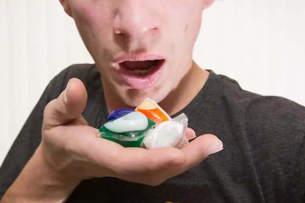 Gevaarlijke rage: zuigen op wasmiddeltabletten