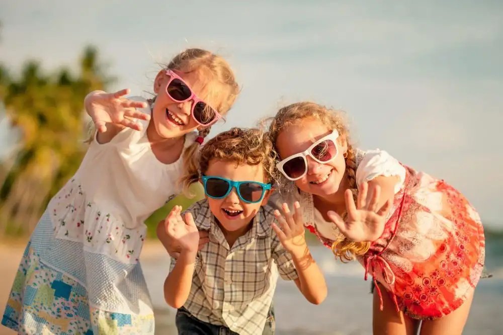 Vol zelfvertrouwen nieuwe vrienden maken op vakantie