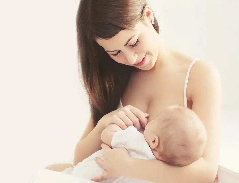 Moeder geeft borstvoeding aan haar baby