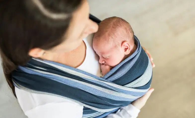 Moeder met draagdoek en baby