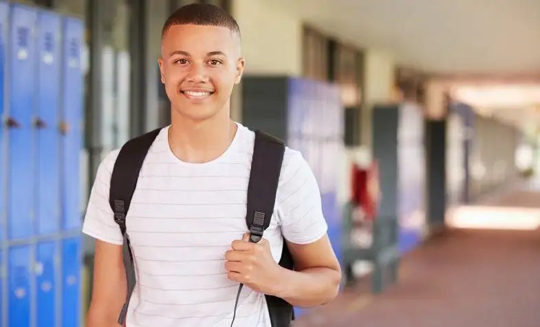 Middelbareschooljongenvovoortgezetonderwijsnieuwerugtas MR 785x475 2021 09 18 110828 adlx