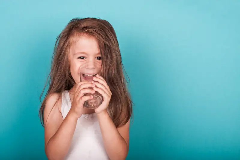 Kind met glas water