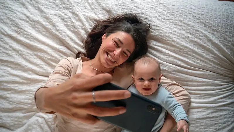 Moeder met baby in bed