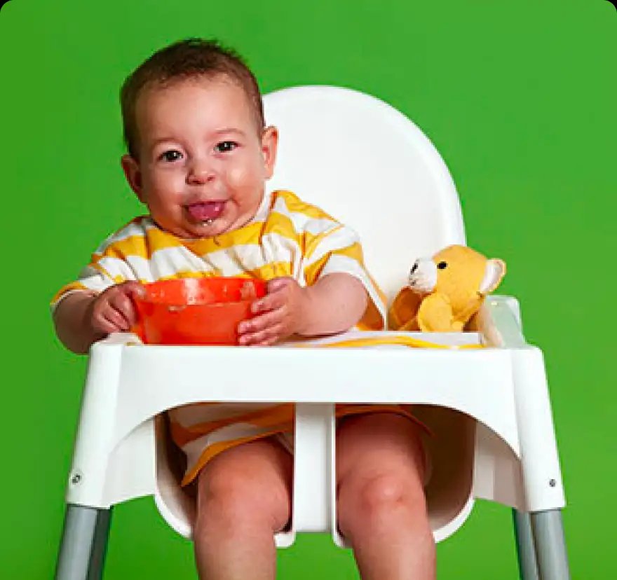 Peuter in kinderstoel