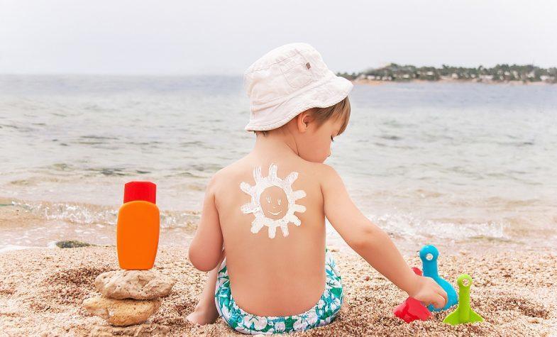 kind op strand zonnebrand